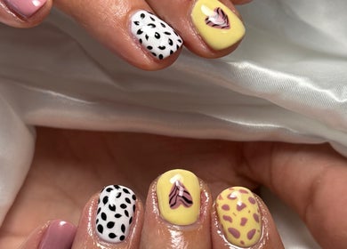 Diseño creativo de uñas en Alba Garcia Nails Salin, Sevilla, Andalucía, ES. Decorado con motivos llamativos.