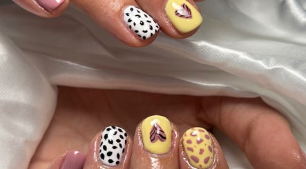 Diseño creativo de uñas en Alba Garcia Nails Salin, Sevilla, Andalucía, ES. Decorado con motivos llamativos.