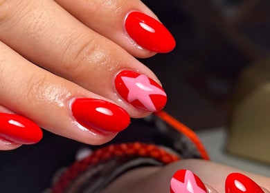 Diseño de uñas rojas con estrella en Alba Garcia Nails Salón, Sevilla, Andalucía, ES.