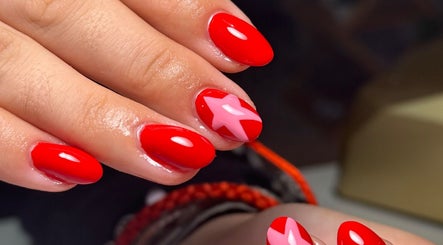Diseño de uñas rojas con estrella en Alba Garcia Nails Salón, Sevilla, Andalucía, ES.