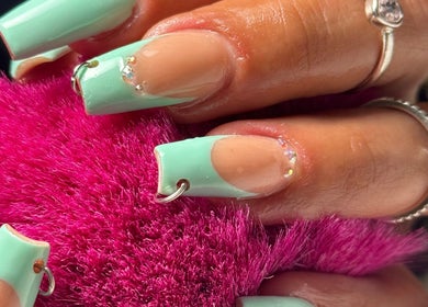 Uñas decoradas en Alba Garcia Nails Salón, Sevilla, Andalucía, ES con diseños turquesa y detalles brillantes.