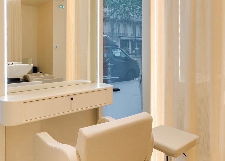 Elegant salon interior at McKenzie Chun, Paris, Île-de-France, FR, featuring a modern styling chair and mirror.