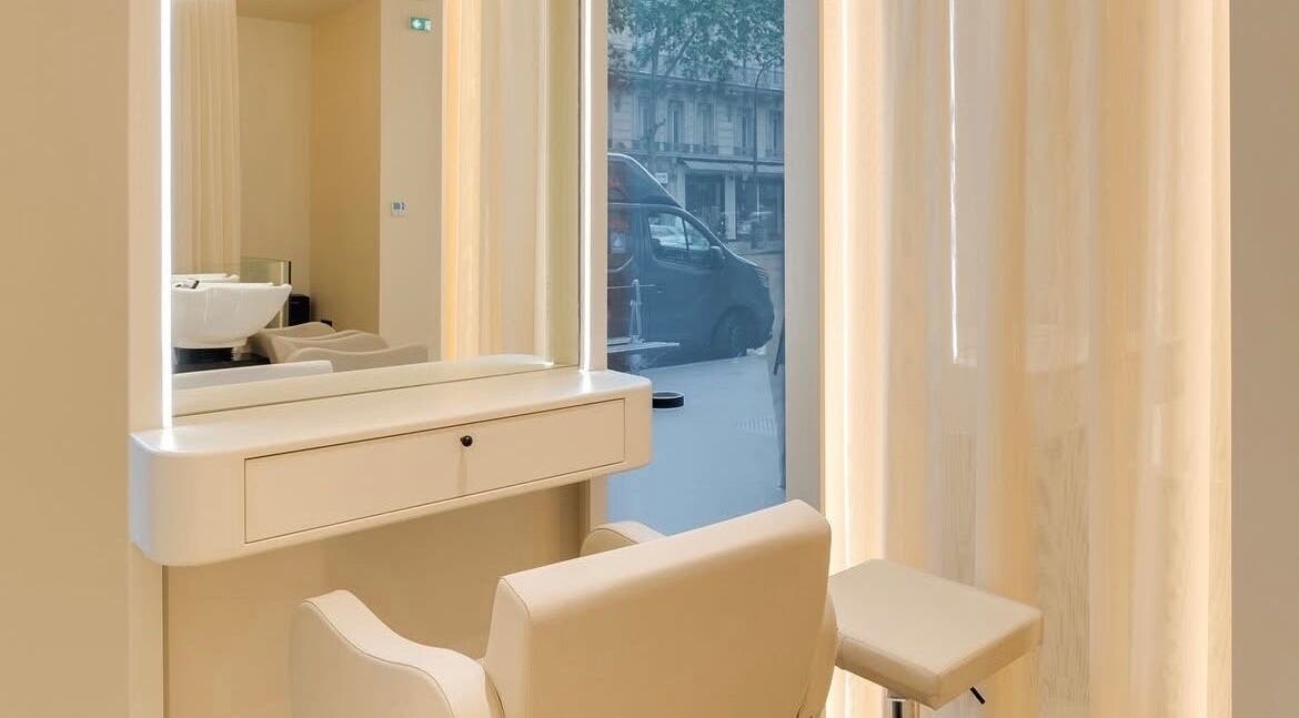 Elegant salon interior at McKenzie Chun, Paris, Île-de-France, FR, featuring a modern styling chair and mirror.