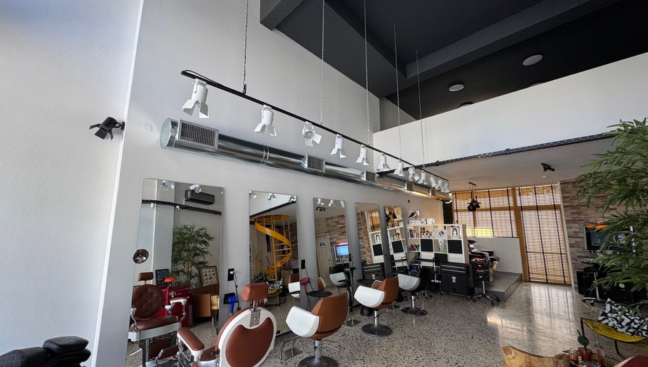 Σύγχρονος χώρος κομμωτηρίου στο Loft st75, Ηράκλειο, Κρήτης, GR με καρέκλες και καθρέφτες.