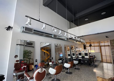 Σύγχρονος χώρος κομμωτηρίου στο Loft st75, Ηράκλειο, Κρήτης, GR με καρέκλες και καθρέφτες.