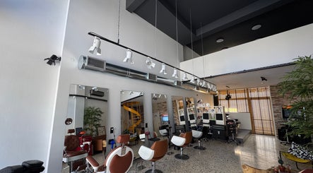 Σύγχρονος χώρος κομμωτηρίου στο Loft st75, Ηράκλειο, Κρήτης, GR με καρέκλες και καθρέφτες.