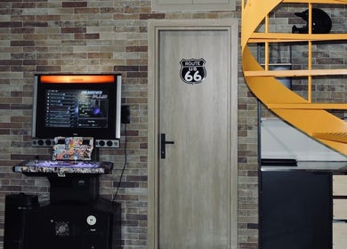 Χώρος με ρετρό διακόσμηση στο Loft st75, Ηράκλειο, Κρήτης, GR, με πόρτα Route 66 και σπειροειδή σκάλα.