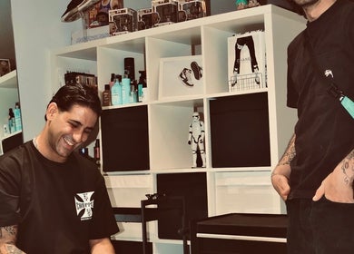 Δύο άνδρες με τατουάζ γελάνε στο Loft st75, Ηράκλειο, Κρήτης, GR.