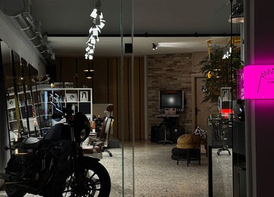 Μοντέρνος εσωτερικός χώρος Loft st75, Ηράκλειο, Κρήτης, GR με μοτοσικλέτα και καλλιτεχνικό φωτισμό.