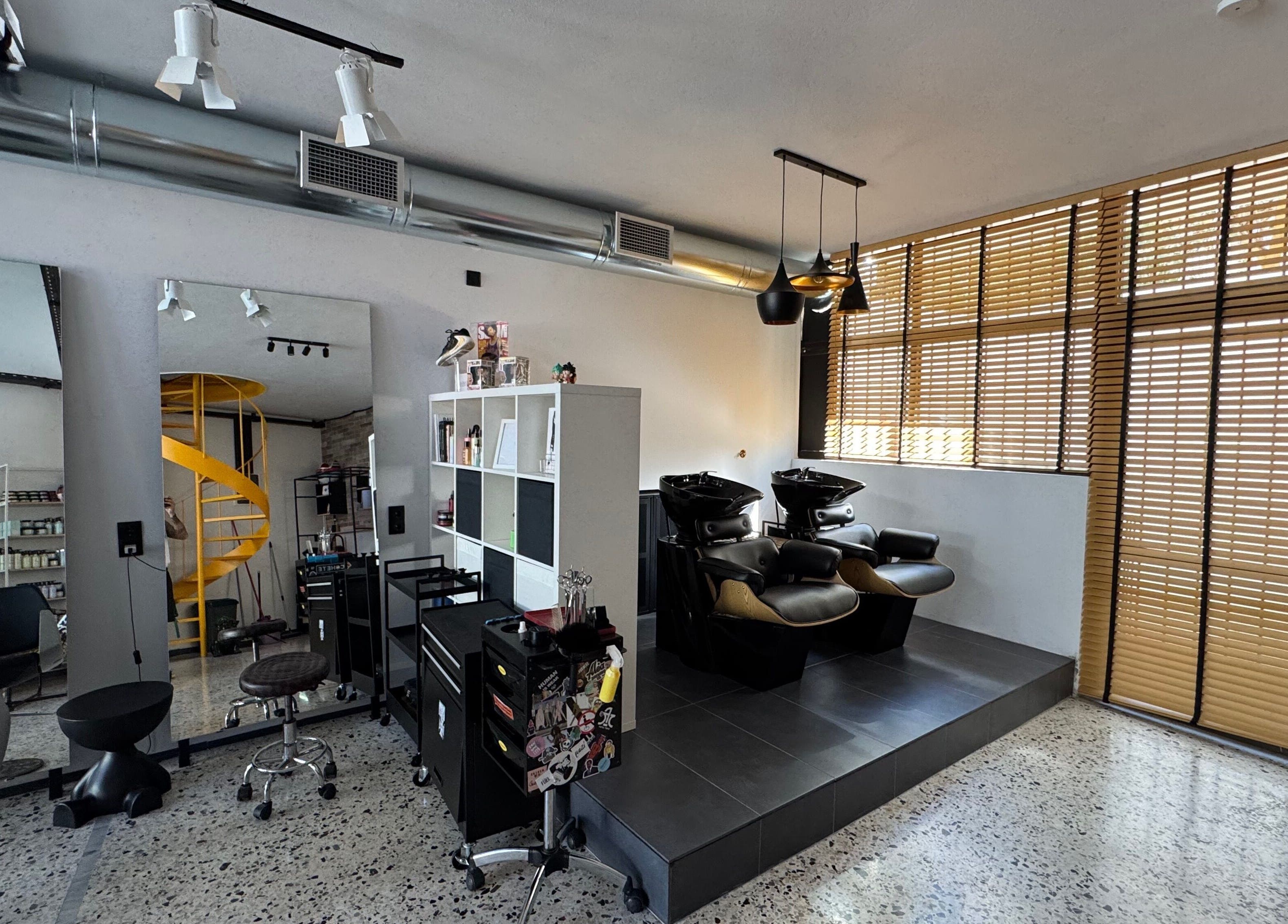 Στυλάτος χώρος σαλονιού στο Loft st75, Ηράκλειο, Κρήτης, GR με σύγχρονο σχεδιασμό και εξοπλισμό.