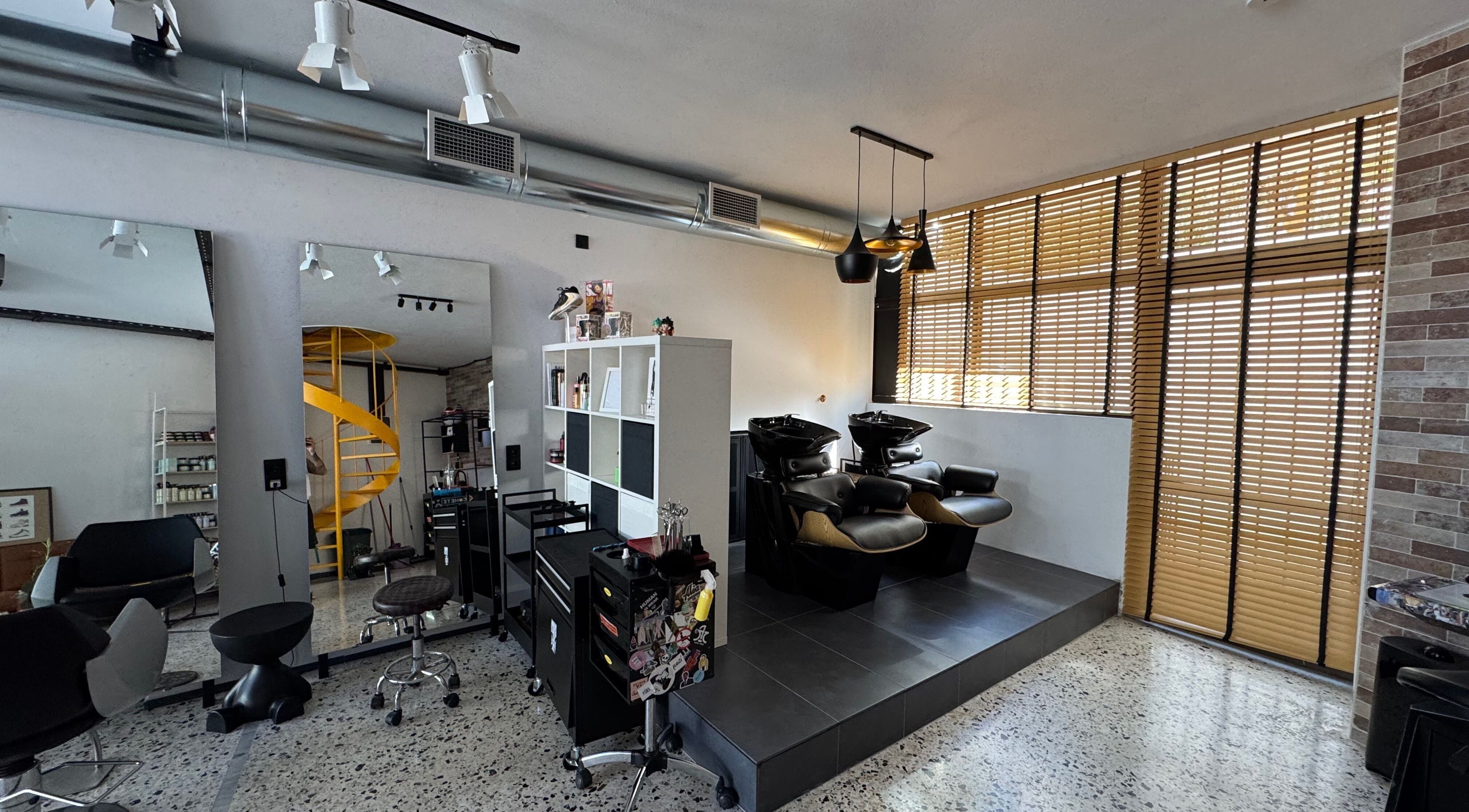 Στυλάτος χώρος σαλονιού στο Loft st75, Ηράκλειο, Κρήτης, GR με σύγχρονο σχεδιασμό και εξοπλισμό.