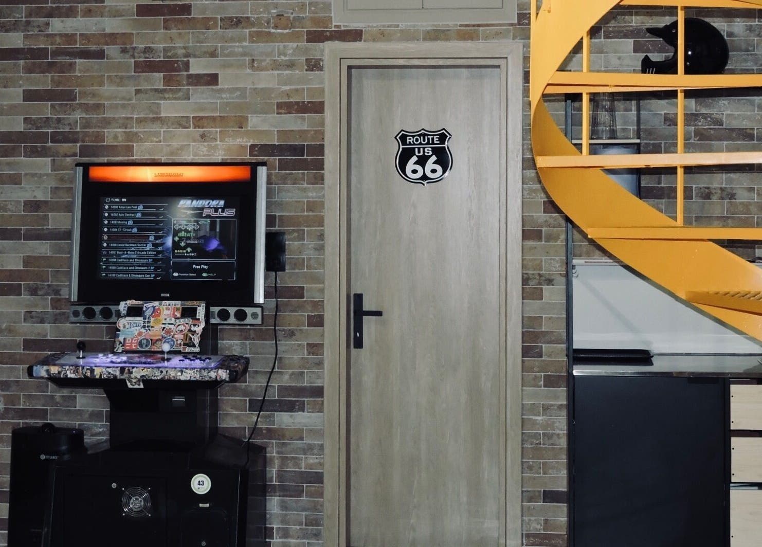 Γωνιά με ρετρό ατμόσφαιρα στο Loft st75, Ηράκλειο, Κρήτης, GR, με ξύλινη πόρτα και σπιράλ σκάλα.