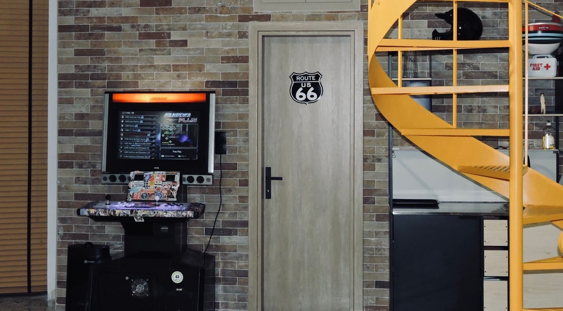 Γωνιά με ρετρό ατμόσφαιρα στο Loft st75, Ηράκλειο, Κρήτης, GR, με ξύλινη πόρτα και σπιράλ σκάλα.