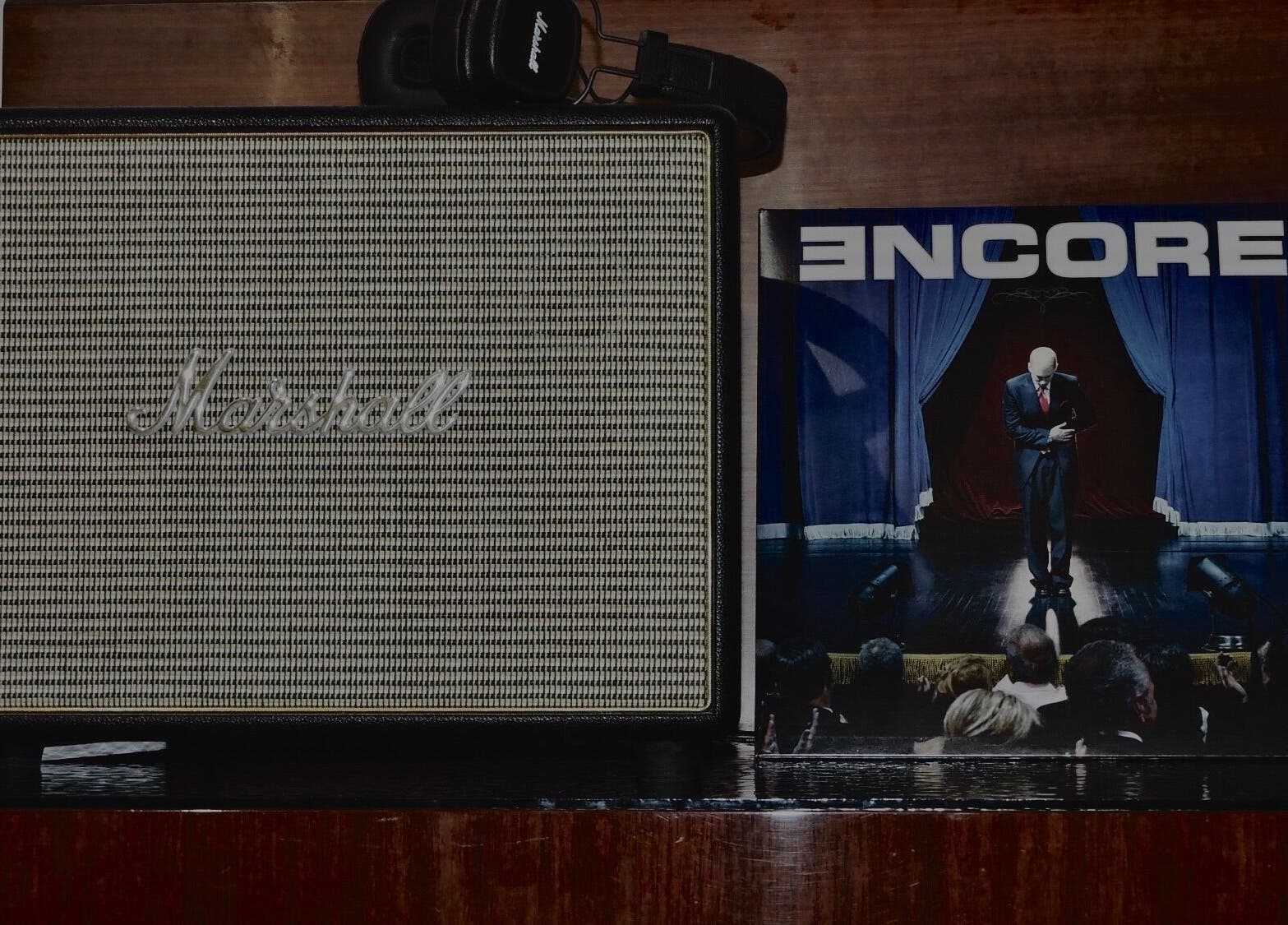 Διακόσμηση με παλιό ηχείο και περιοδικό στο Loft st75, Ηράκλειο, Κρήτης, GR.