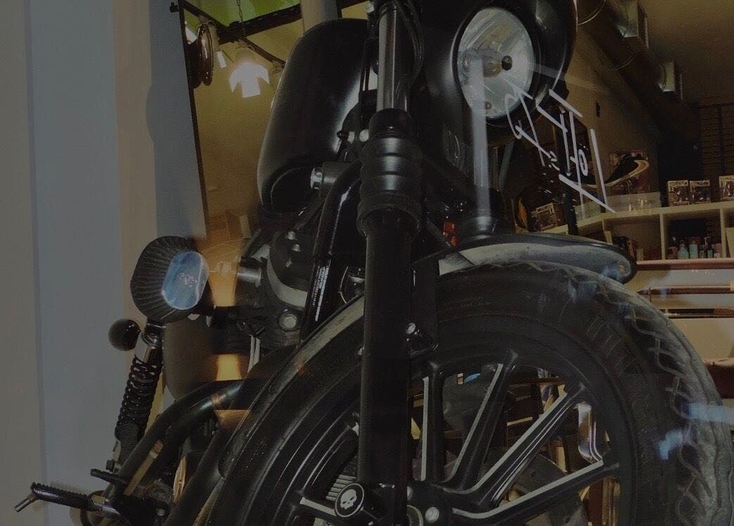 Καθρεφτισμένη μοτοσικλέτα στο Loft st75, Ηράκλειο, Κρήτης, GR.