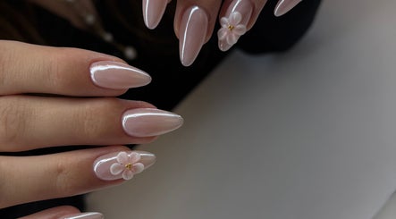 Delicate nail art with flower design at Nova Nails & Lashes, Zürich, Zürich, CH.
