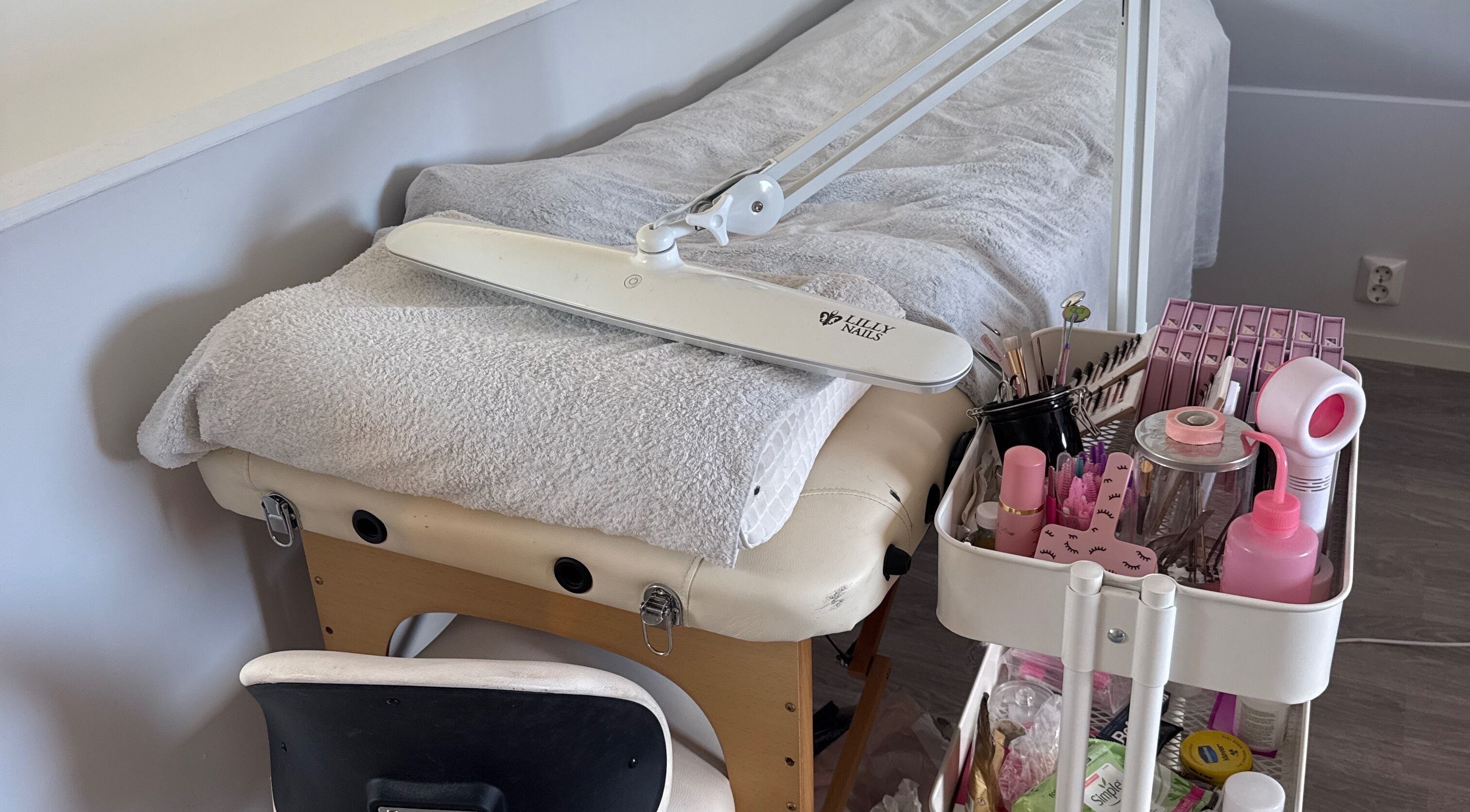 Behandlingsrom hos Sundby-Pedersen Skjønnhet og Velvære, Oslo, Oslo, NO med utstyr for skjønnhetsterapi.