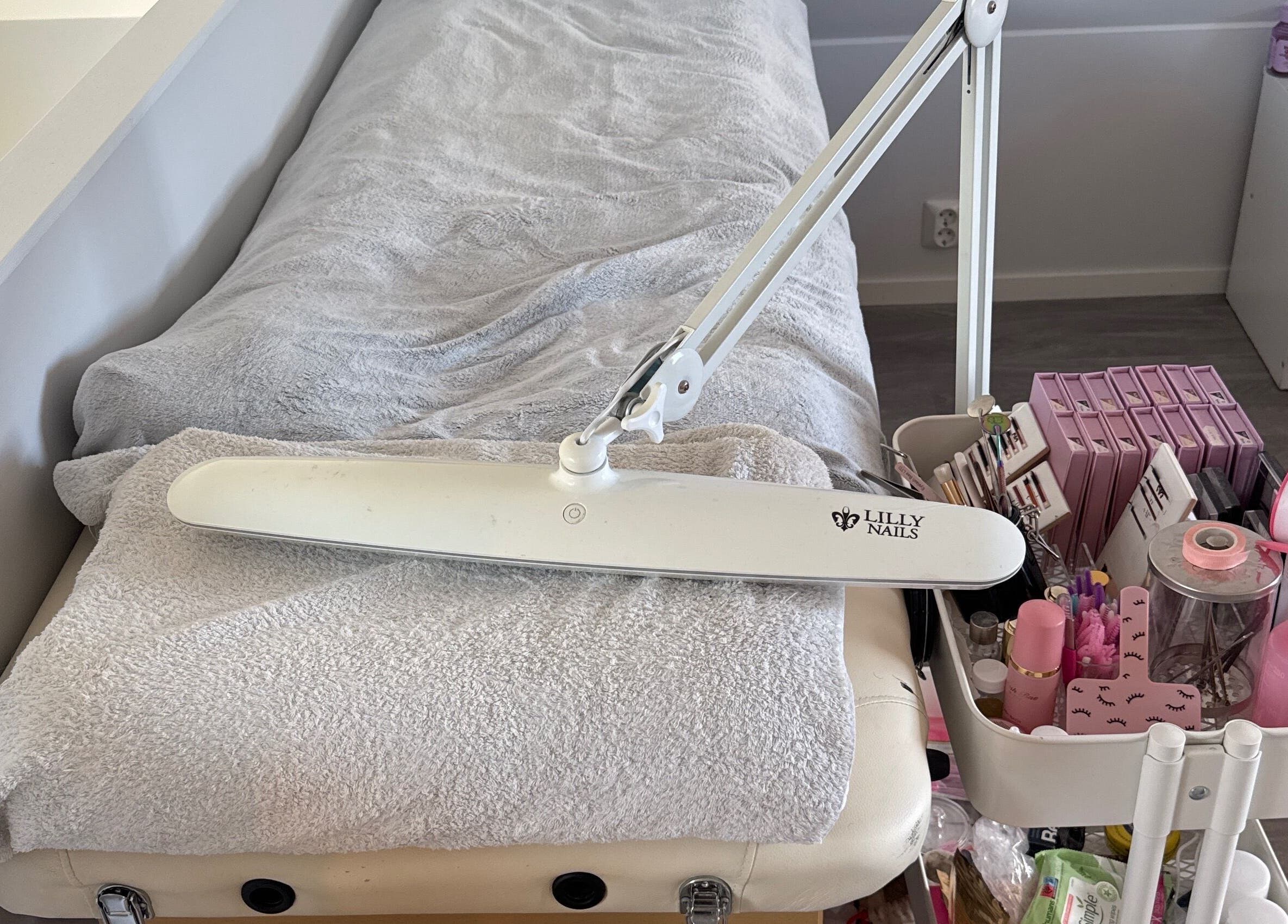 Behandlingsrom hos Sundby-Pedersen Skjønnhet og Velvære, Oslo, Oslo, NO med neglesalongutstyr.