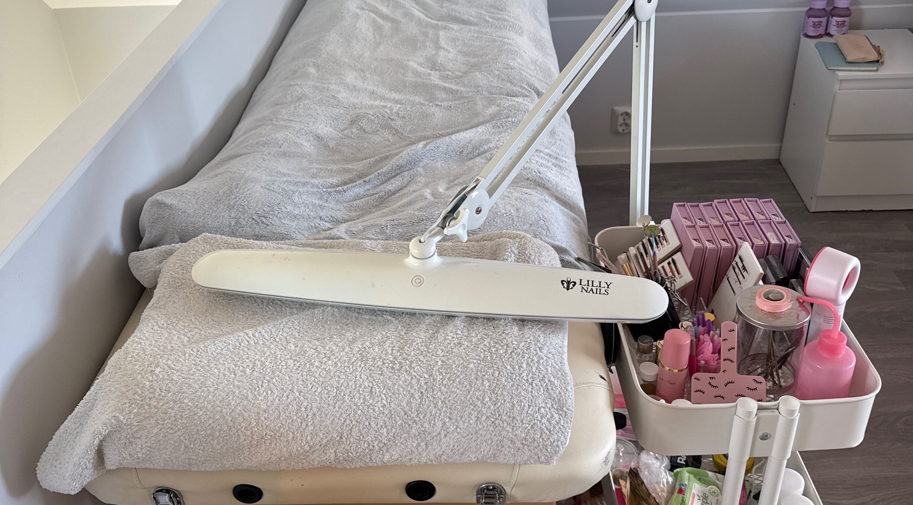 Behandlingsrom hos Sundby-Pedersen Skjønnhet og Velvære, Oslo, Oslo, NO med neglesalongutstyr.