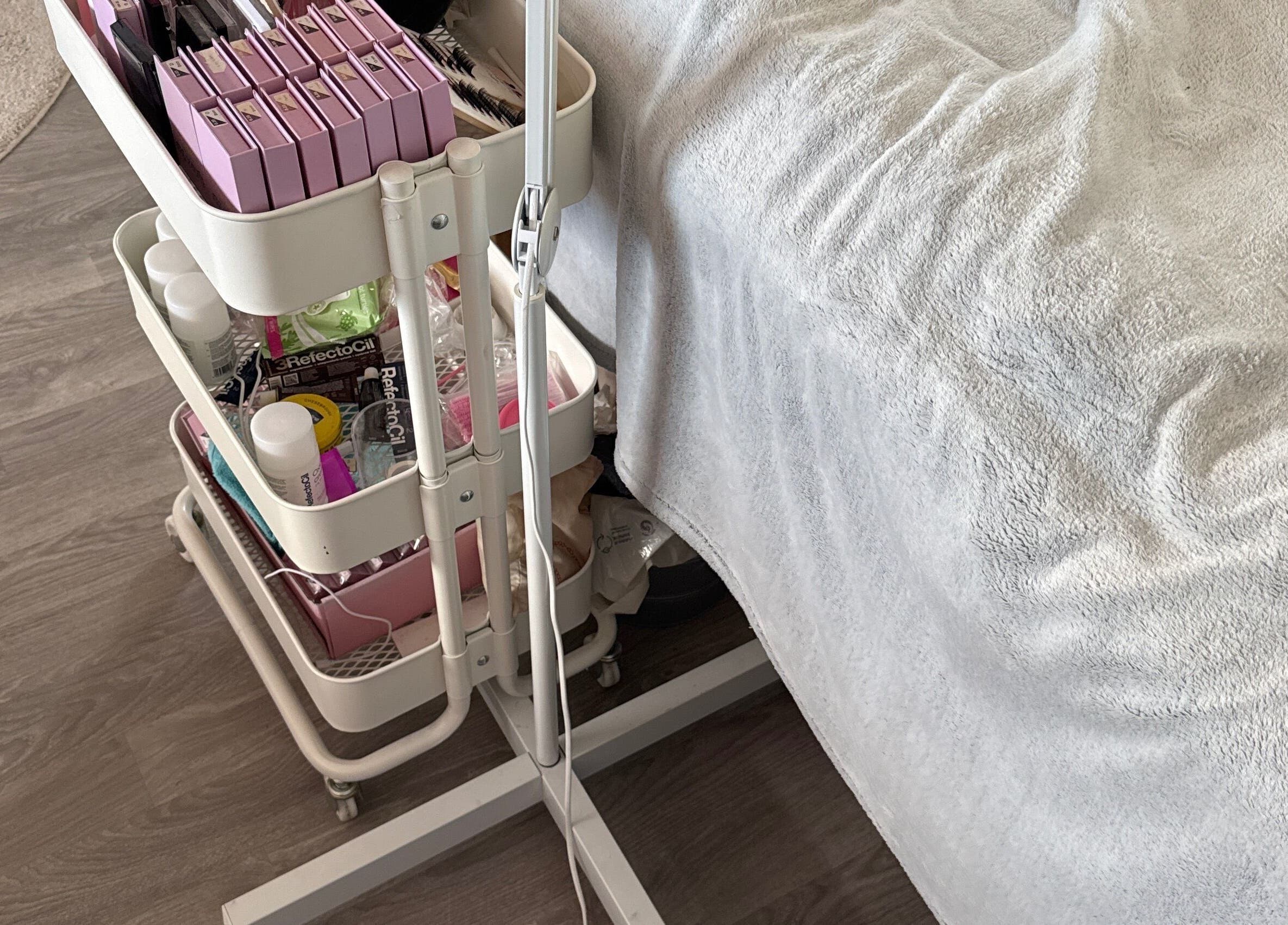 Behandlingsvogn med hudprodukter ved Sundby-Pedersen Skjønnhet og Velvære, Oslo, Oslo, NO.