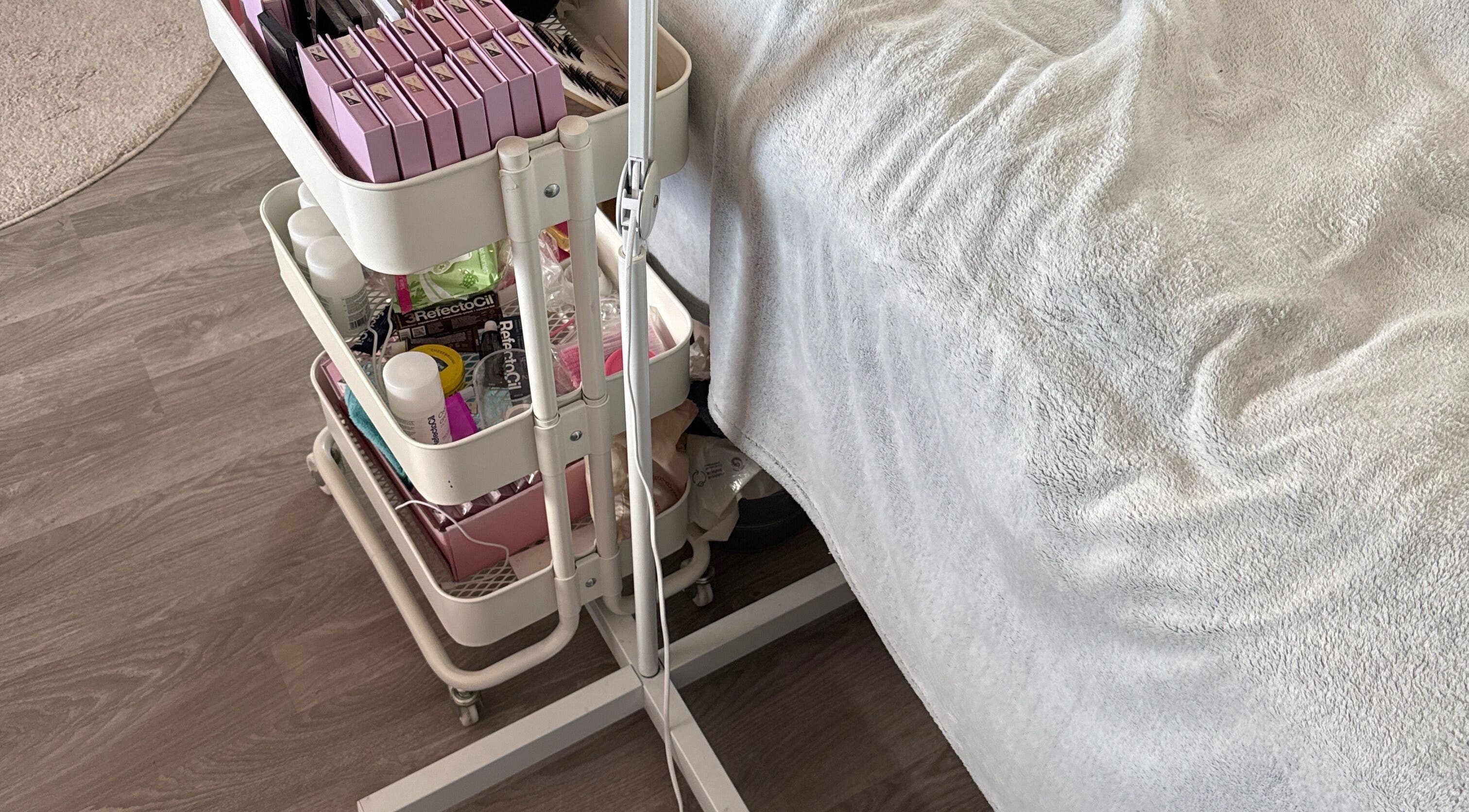 Behandlingsvogn med hudprodukter ved Sundby-Pedersen Skjønnhet og Velvære, Oslo, Oslo, NO.