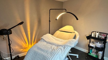 Luxury treatment room at Glow Beauty by Sian, Solihull, England, GB with spa bed and ambient lighting.