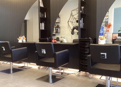 Interieur van Kapsalon Sigrid in Waregem, Vlaanderen, BE met moderne kappersstoelen en strakke inrichting.