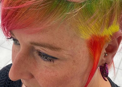 Heldere haarkleuren bij Kapsalon Sigrid, Waregem, Vlaanderen, BE, creëren een unieke look.