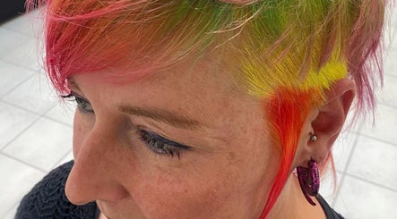 Heldere haarkleuren bij Kapsalon Sigrid, Waregem, Vlaanderen, BE, creëren een unieke look.