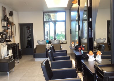 Interieur van Kapsalon Sigrid in Waregem, Vlaanderen, BE, met moderne haarstations en stijlvolle decoratie.