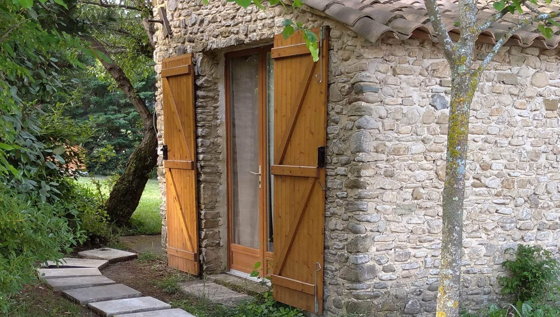 Entrée en pierre à l'Institut beauté cachée, Pont-de-barret, Auvergne-rhône-alpes, FR.