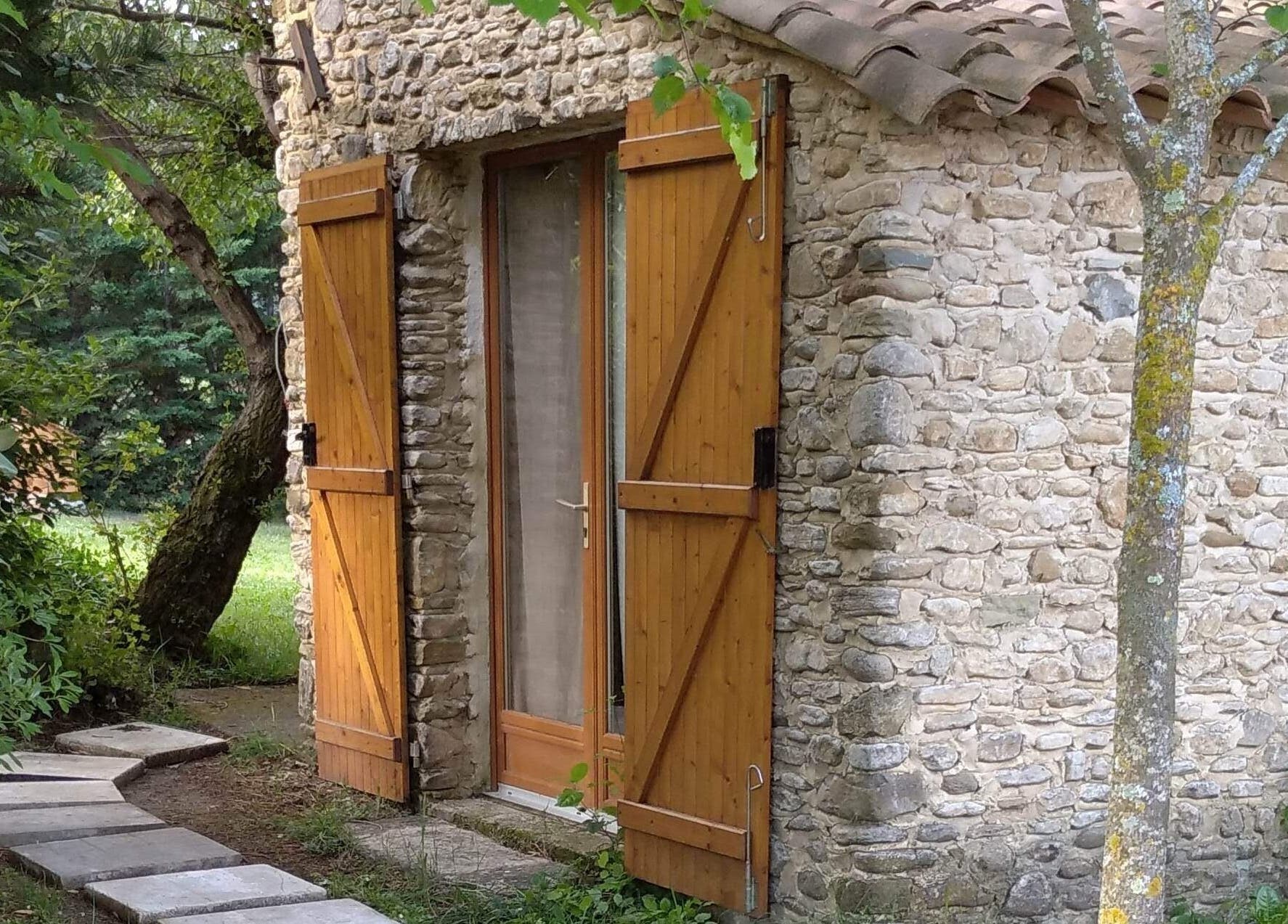 Entrée en pierre à l'Institut beauté cachée, Pont-de-barret, Auvergne-rhône-alpes, FR.