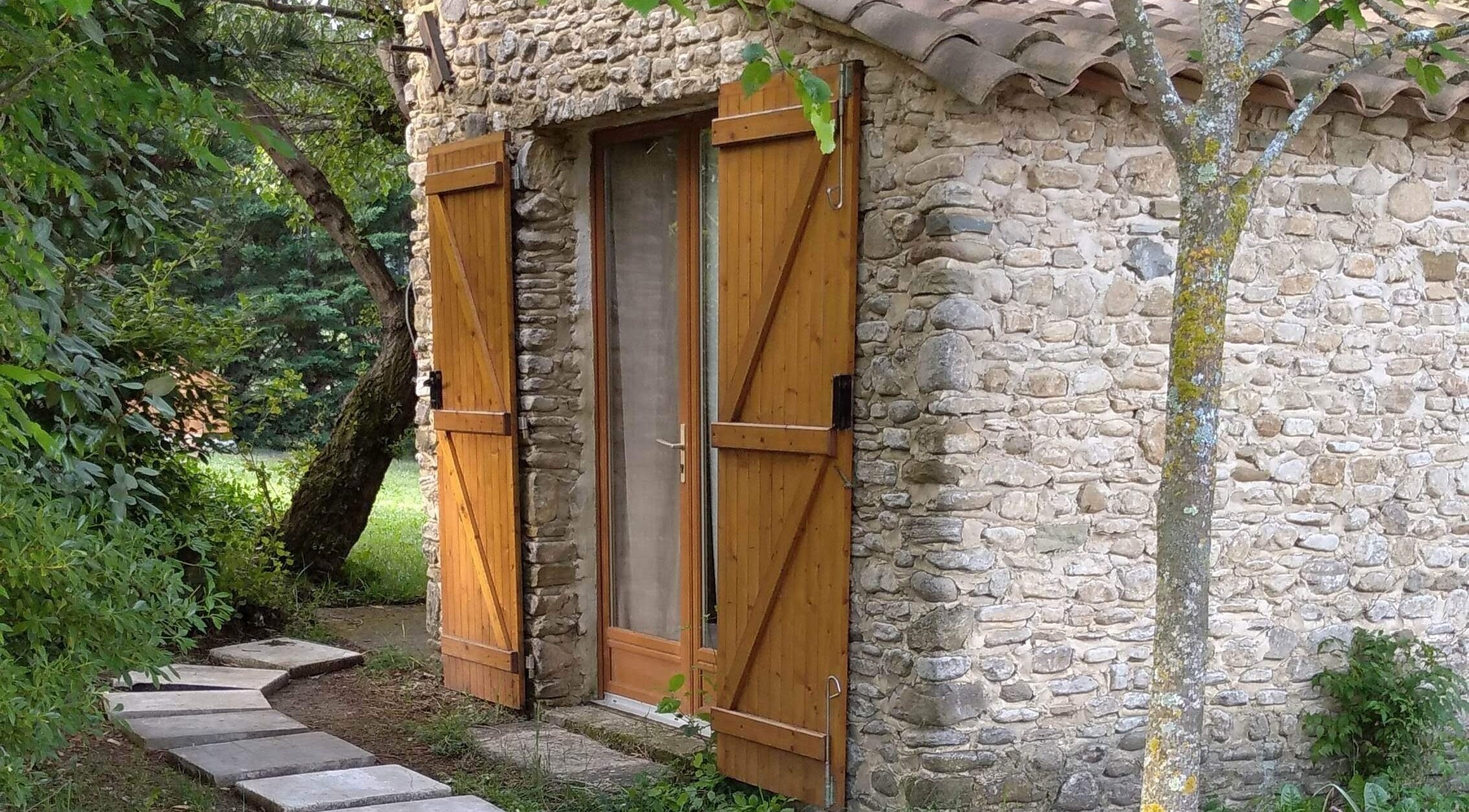 Entrée en pierre à l'Institut beauté cachée, Pont-de-barret, Auvergne-rhône-alpes, FR.
