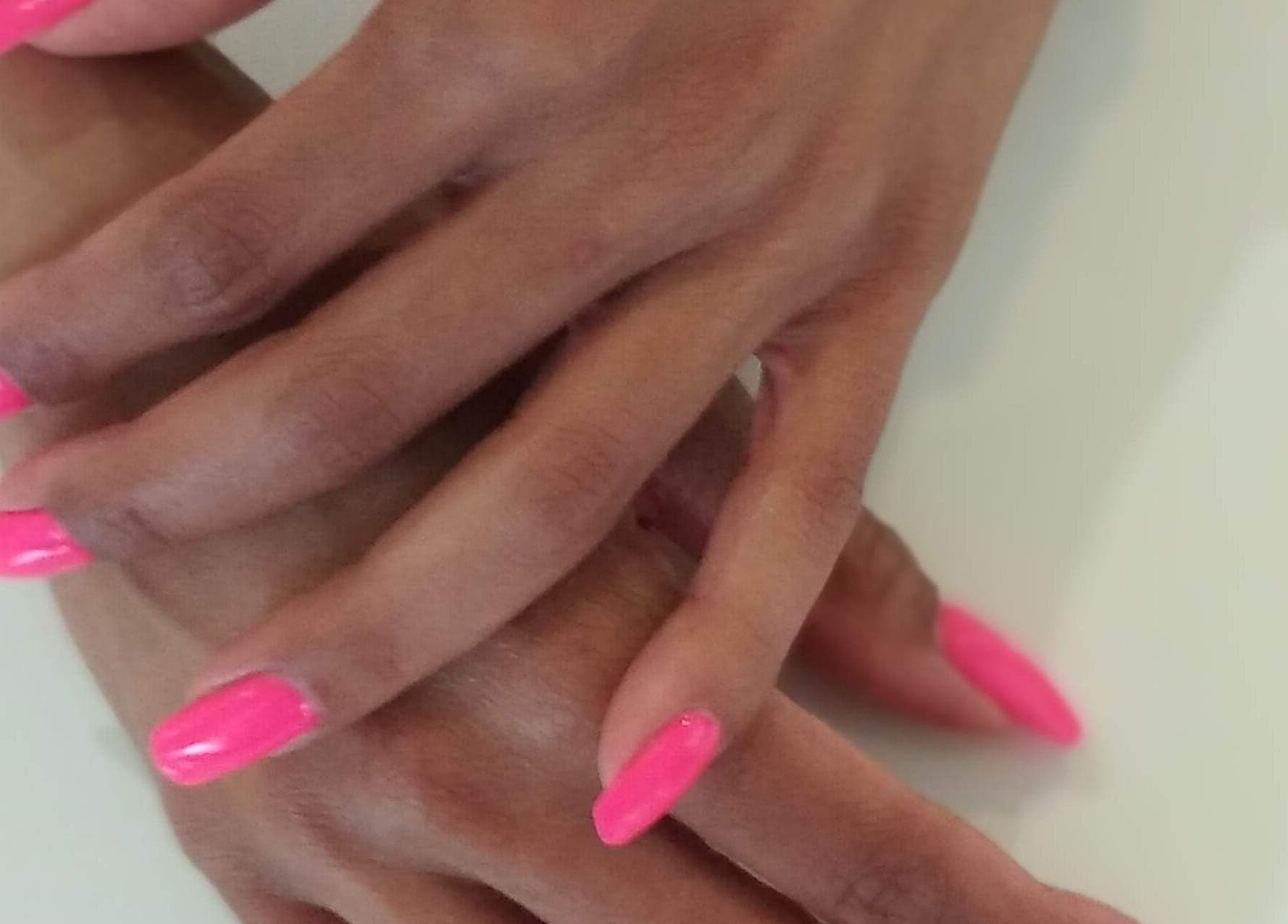 Manucure rose vif à l'Institut beauté cachée, Pont-de-barret, Auvergne-rhône-alpes, FR.