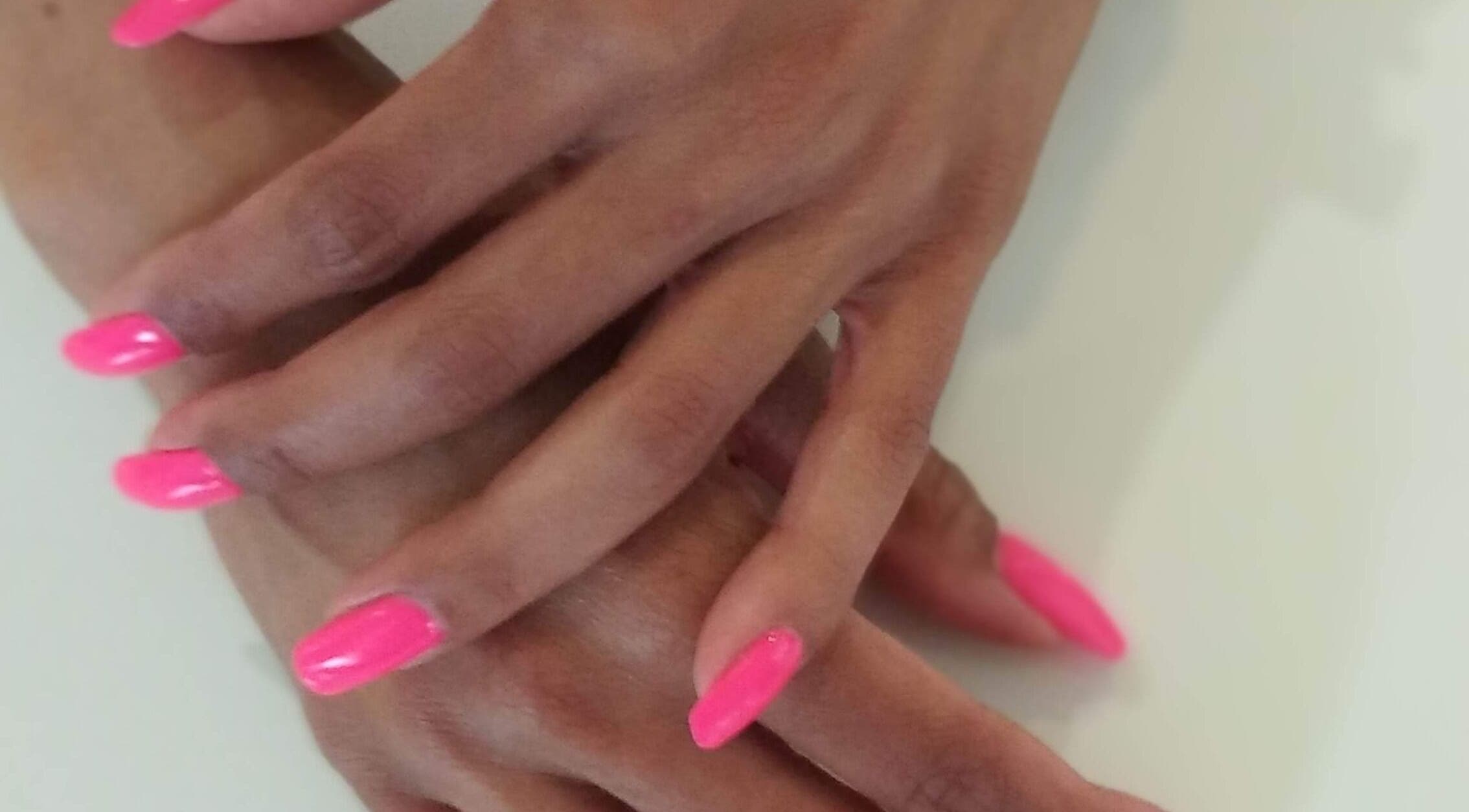 Manucure rose vif à l'Institut beauté cachée, Pont-de-barret, Auvergne-rhône-alpes, FR.