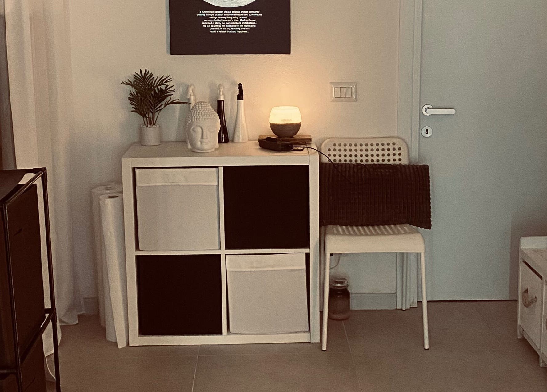 Accogliente angolo relax a StudioWellnessMassage, Cagliari, Sardegna, IT, con decorazioni e illuminazione soffusa.