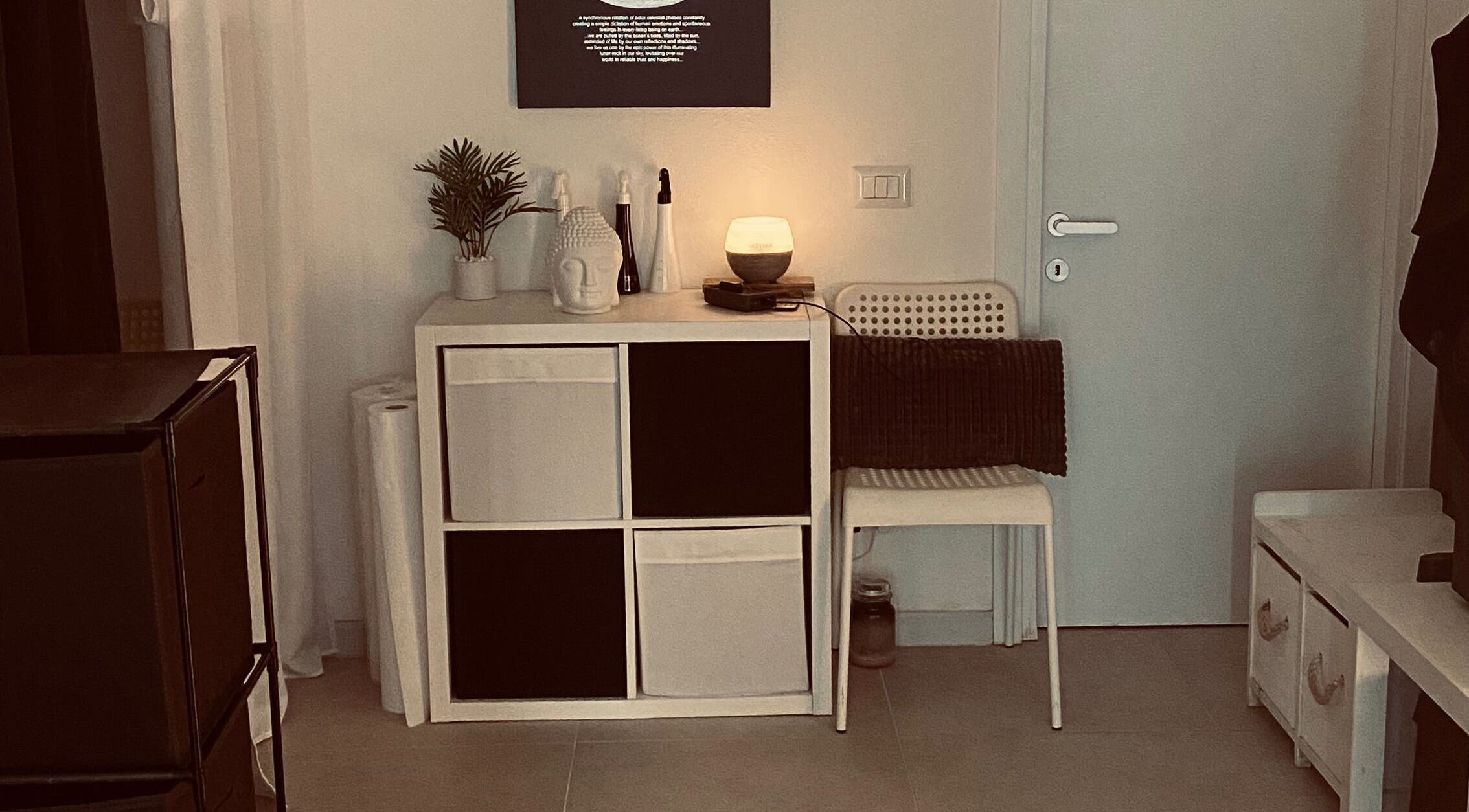 Accogliente angolo relax a StudioWellnessMassage, Cagliari, Sardegna, IT, con decorazioni e illuminazione soffusa.