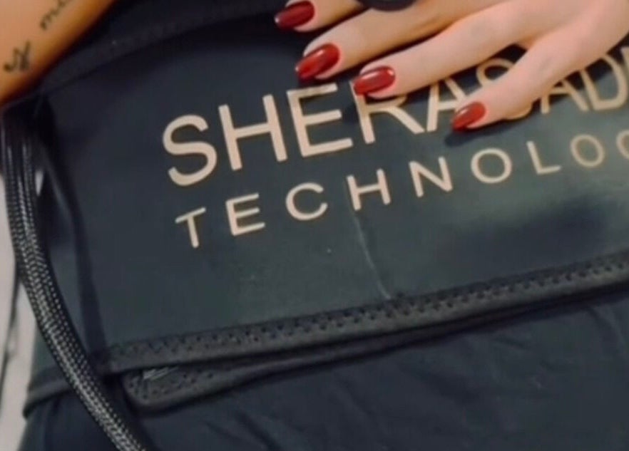 Donna con un dispositivo Sherasade presso StudioWellnessMassage, Cagliari, Sardegna, IT.