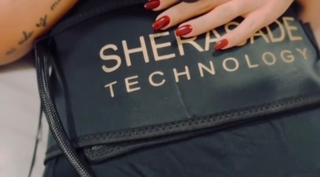 Donna con un dispositivo Sherasade presso StudioWellnessMassage, Cagliari, Sardegna, IT.