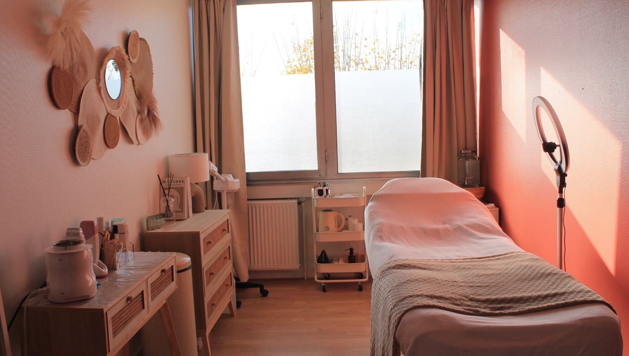 Salle de soin lumineuse chez Rituel Cocooning à Caen, Normandie, FR, avec lit de massage et décor zen.