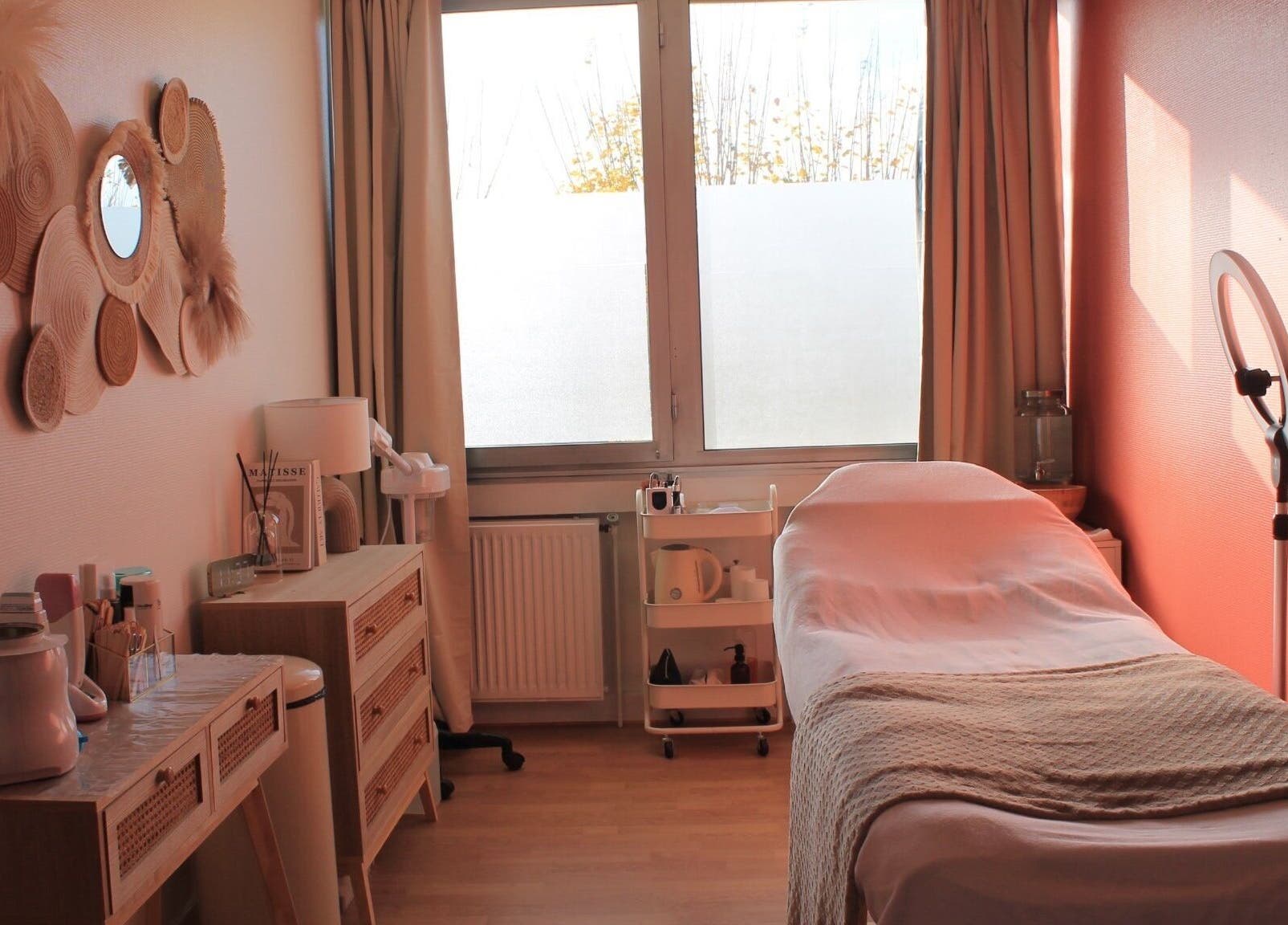 Salle de soin lumineuse chez Rituel Cocooning à Caen, Normandie, FR, avec lit de massage et décor zen.