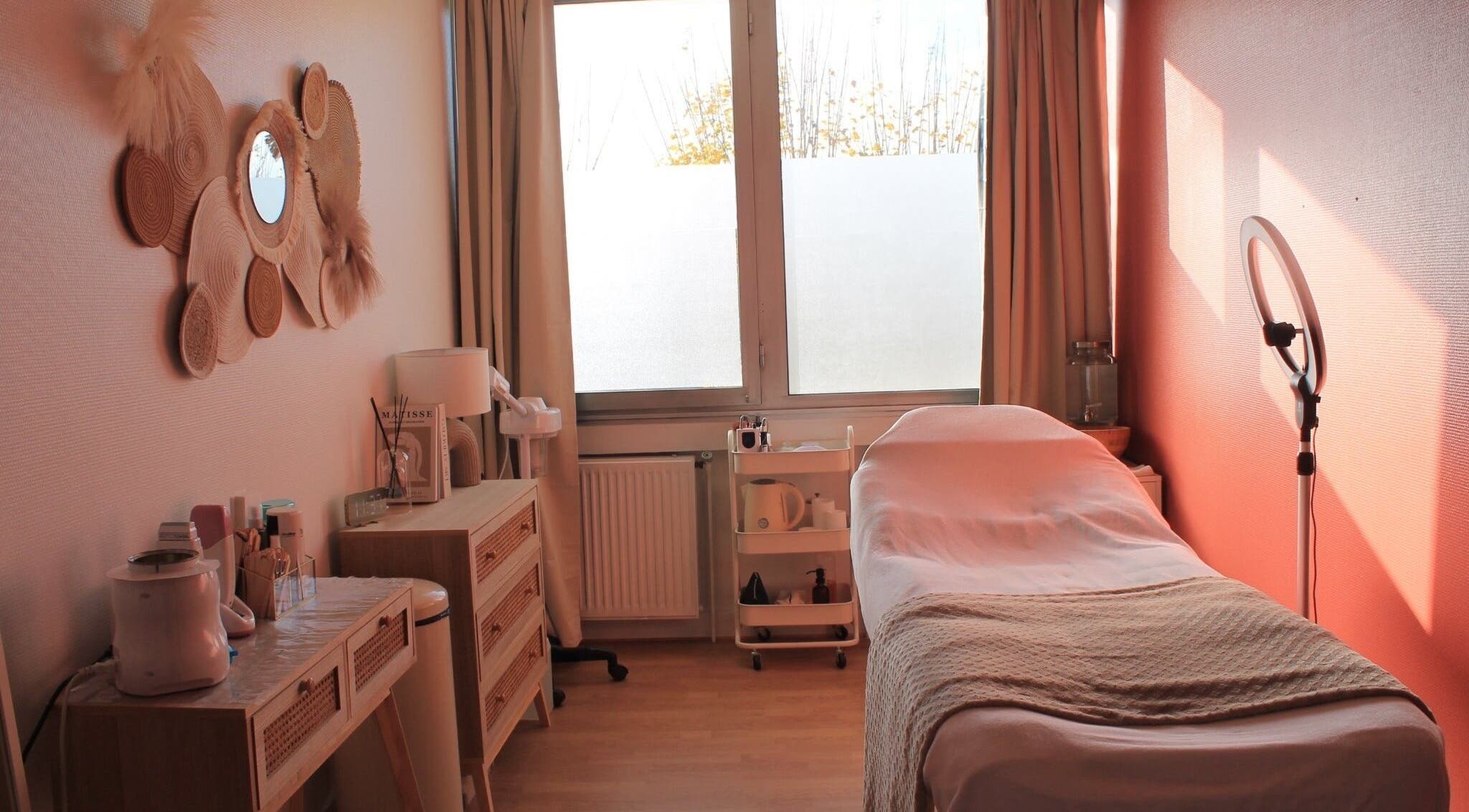 Salle de soin lumineuse chez Rituel Cocooning à Caen, Normandie, FR, avec lit de massage et décor zen.