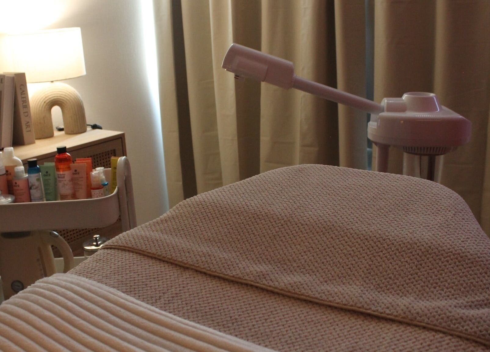 Espace soins avec table massage chez Rituel Cocooning à Caen, Normandie, FR.