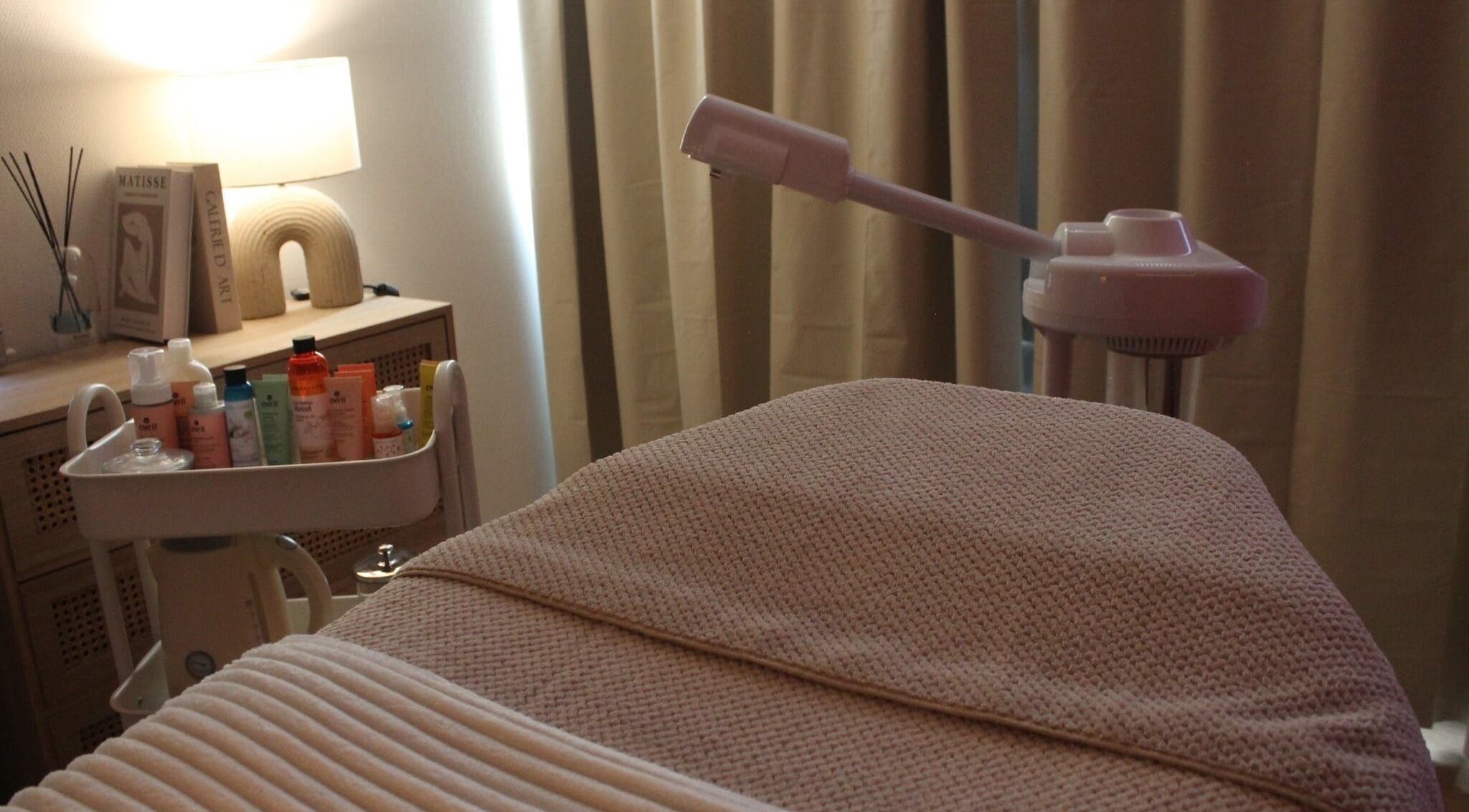 Espace soins avec table massage chez Rituel Cocooning à Caen, Normandie, FR.