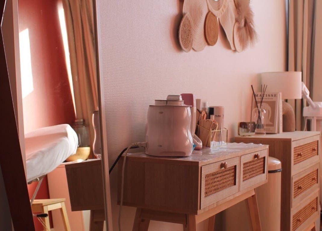Intérieur chaleureux chez Rituel Cocooning à Caen, Normandie, FR, avec mobilier en bois et ambiance apaisante.