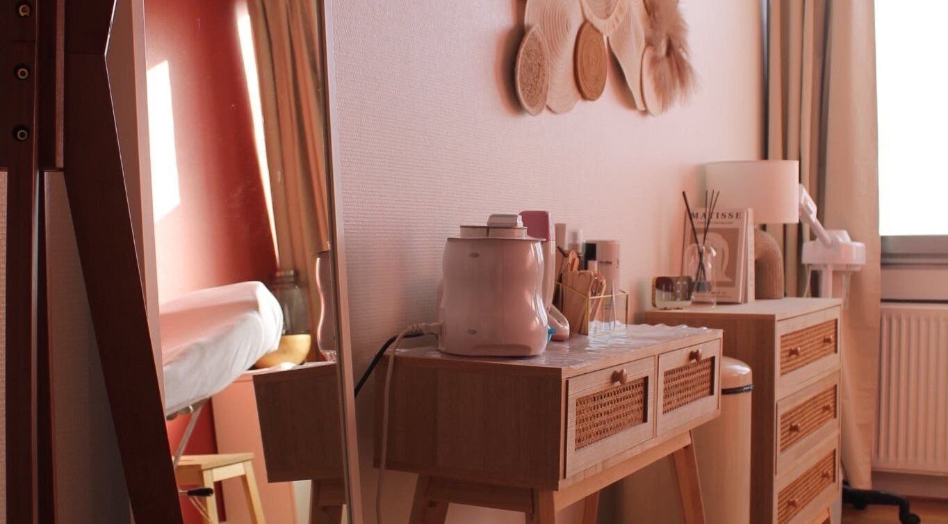 Intérieur chaleureux chez Rituel Cocooning à Caen, Normandie, FR, avec mobilier en bois et ambiance apaisante.