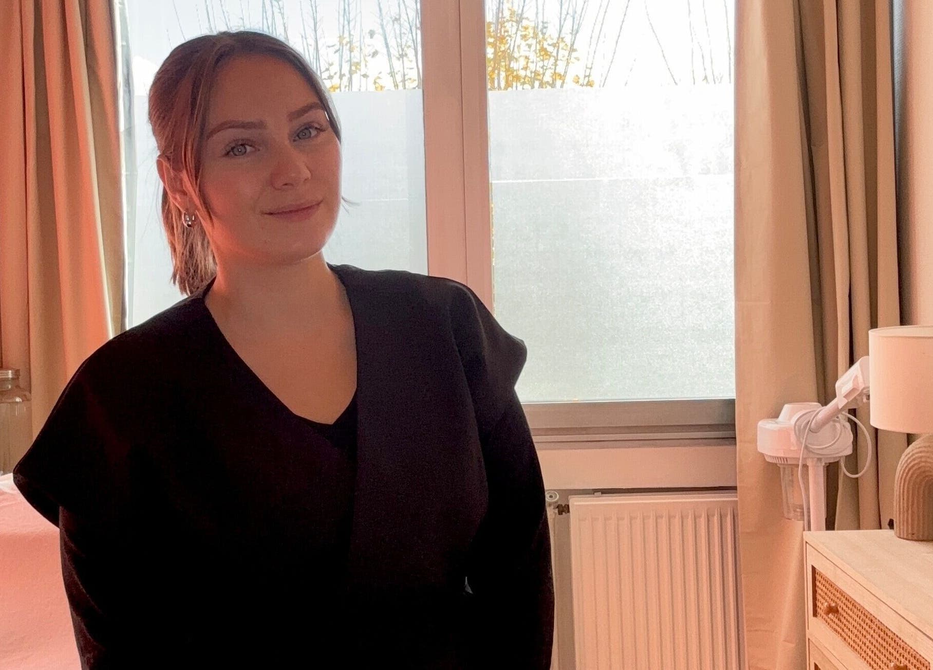 Professionnelle accueillante chez Rituel Cocooning à Caen, Normandie, FR dans un cadre apaisant.