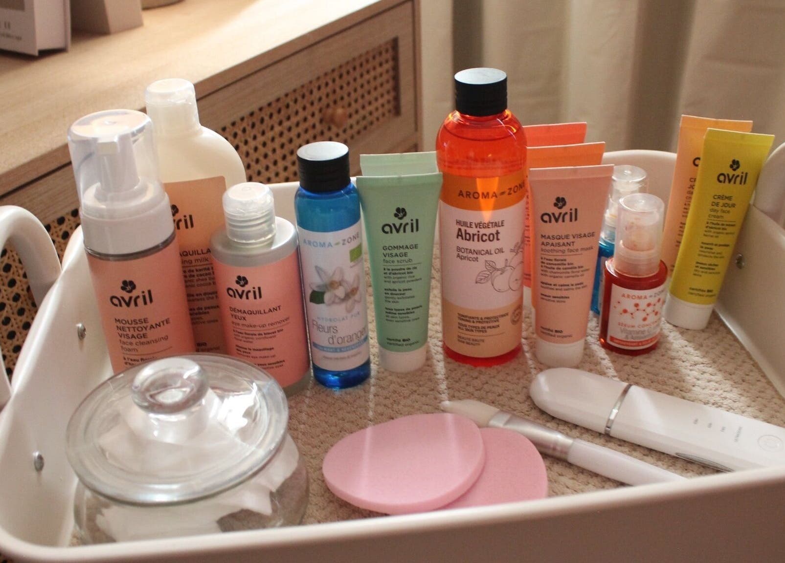 Produits de beauté sur un plateau à Rituel Cocooning, Caen, Normandie, FR.