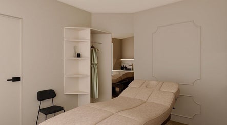 Cameră de relaxare la Baliss Spa Caramfil, București, București, RO cu pat de masaj elegant.