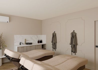 Interior elegant la Baliss Spa Caramfil, București, București, RO, cu mese de masaj și decor rafinat.
